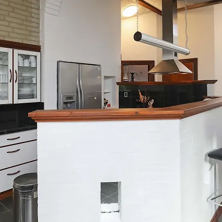 Feriehus Four-bedroom Holiday In 8 *