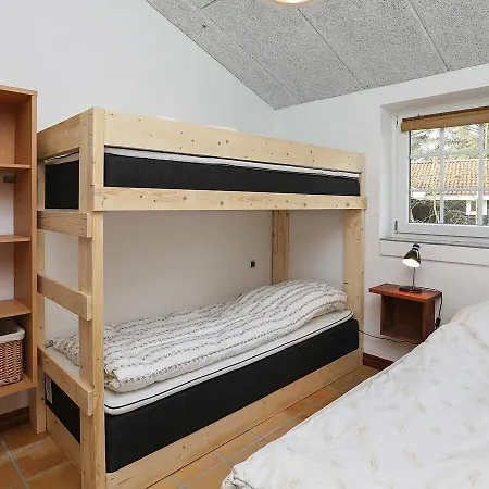 Four-bedroom Holiday In 8 *