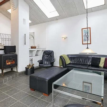 Four-bedroom Holiday In 8 *